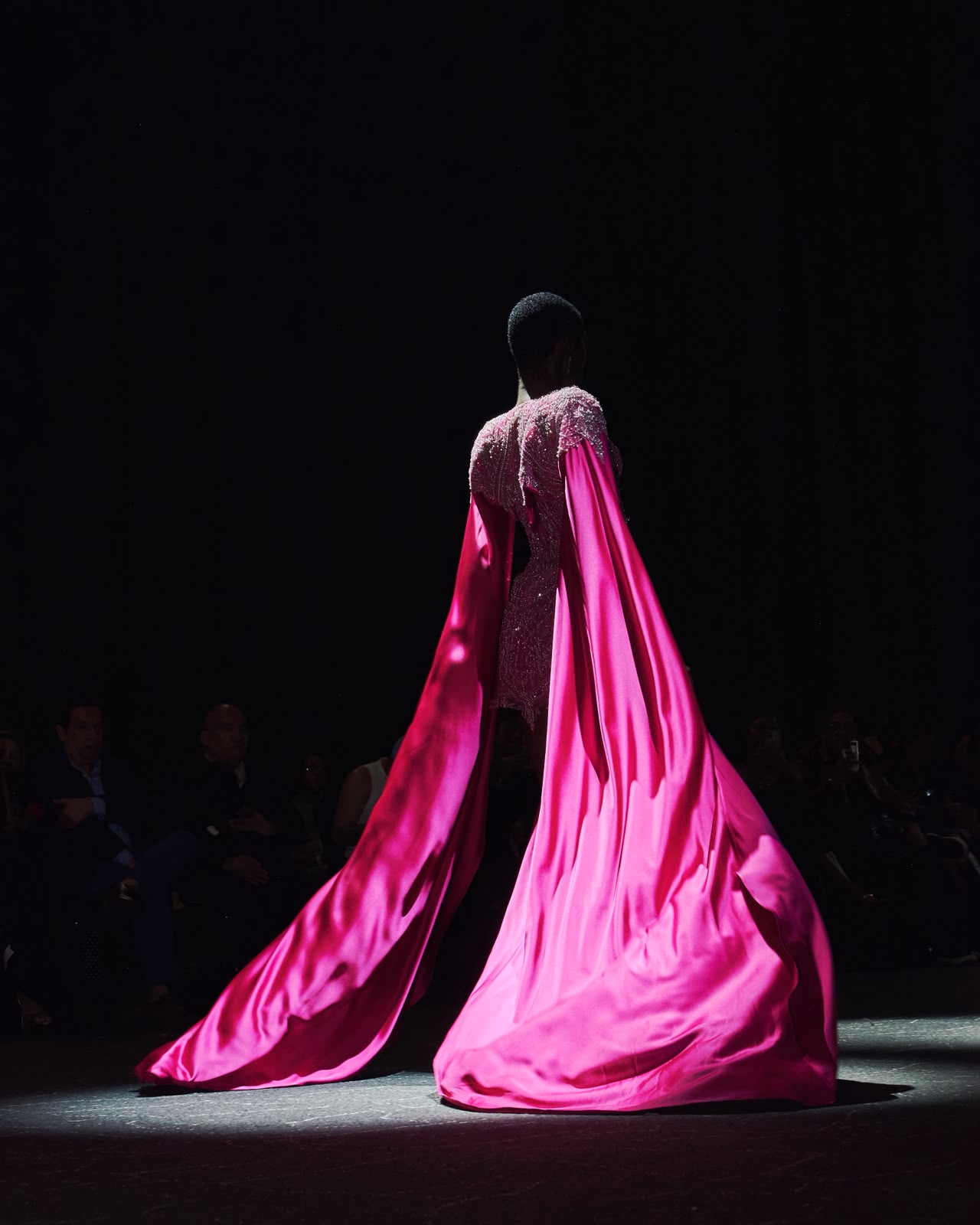 Vestido de alta costura con volumen y dramatismo en pasarela