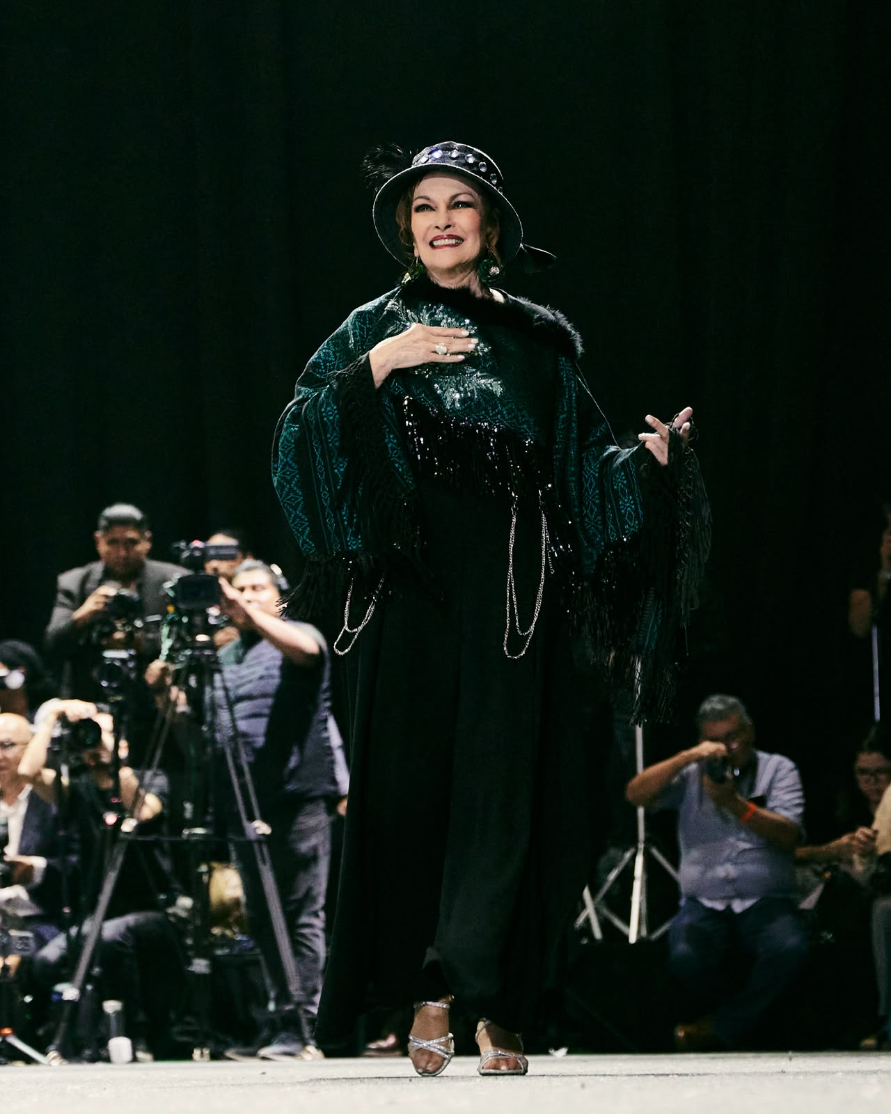 Lucía Méndez deslumbra en la pasarela de Gustavo Matta durante Fashion Leader México