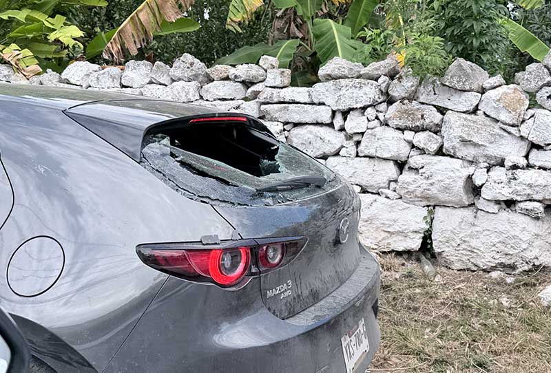 Un coche destrozado y un regidor lesionado, saldo de pleito entre funcionarios de Hunucmá