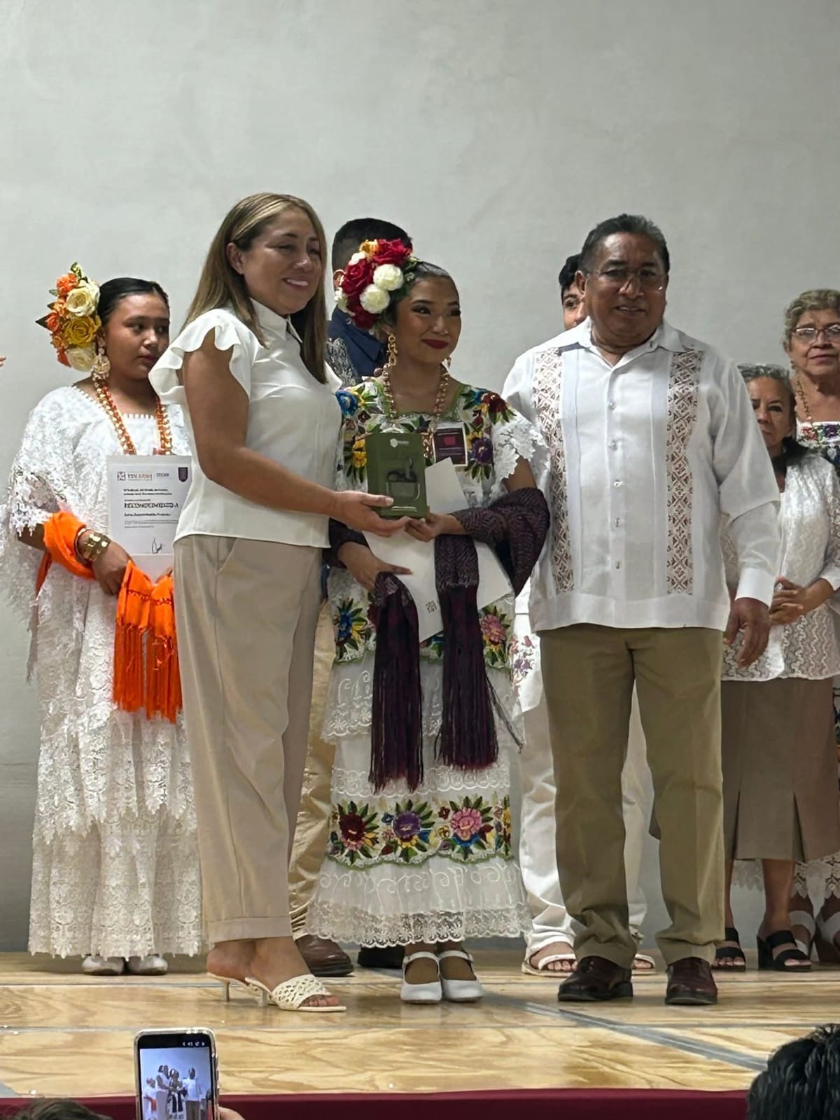 Estudiante celestunense destaca en concurso de canto a nivel zona